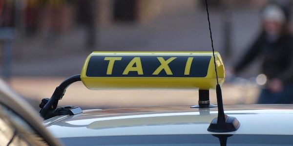 Tram kollidiert mit Taxi in Berlin-Mahlsdorf