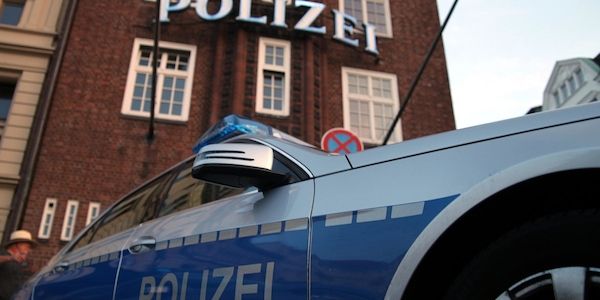 Unbekannte schießen in Dortmund auf Auto