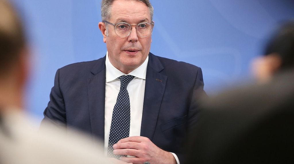 Schweitzer will Debatte über hohe Kosten durch hybride Bedrohungen