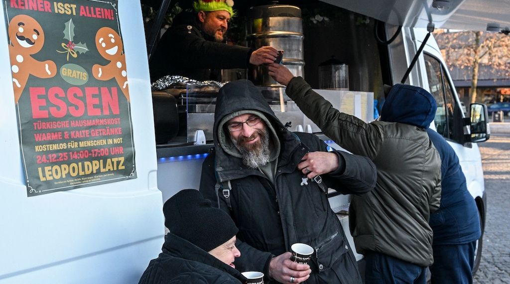 Vorbild ist Frank Zander: Imbisse verteilen Gratis-Essen