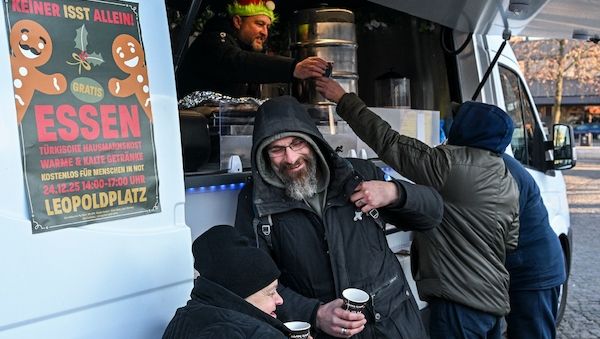 Vorbild ist Frank Zander: Imbisse verteilen Gratis-Essen