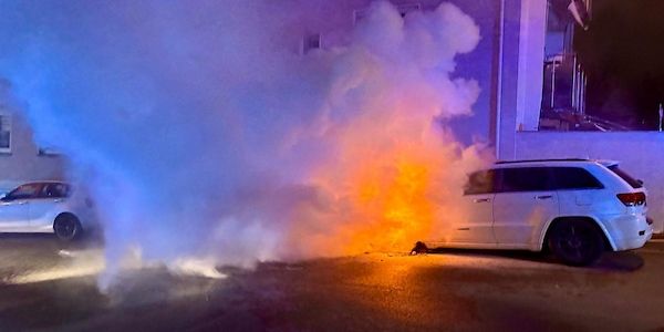 Brennende PKW beschädigen Gebäude in Stuttgart-West
