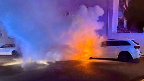 Brennende PKW beschädigen Gebäude in Stuttgart-West