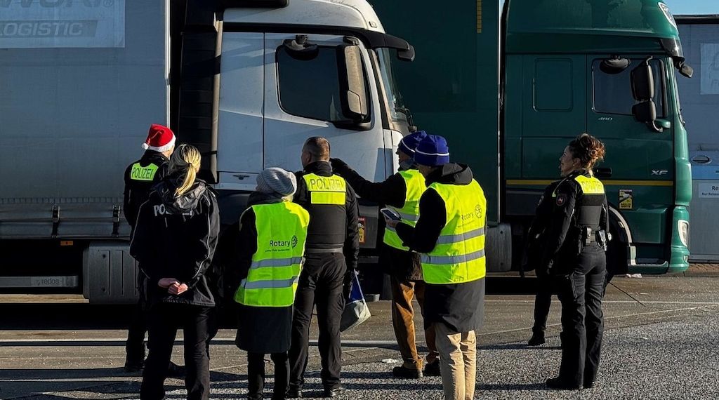 Polizei verteilte Weihnachtsgeschenke an Lkw-Fahrer auf Rastanlage Goldbach
