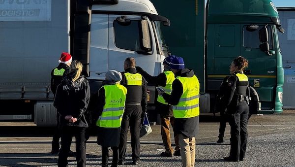 Polizei verteilte Weihnachtsgeschenke an Lkw-Fahrer auf Rastanlage Goldbach