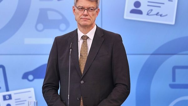 Verkehrsminister glaubt nicht an niedrigere Ticketpreise