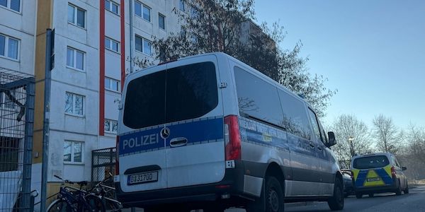 Polizei schießt auf Angreifer bei Einsatz in Berlin-Hellersdorf