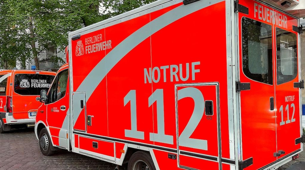 Mann stürzt bei Flucht vor Räubern in Wohnung in Berlin-Britz von Balkon