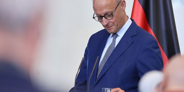 Knigge-Experte Hoyos lobt die Manieren von Kanzler Merz