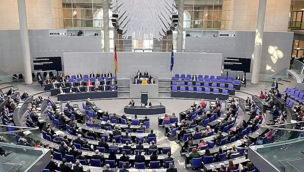 Knigge-Chef mahnt besseres Benehmen im Bundestag an