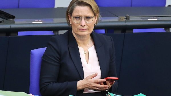 Hubig gegen Klarnamenpflicht im Internet