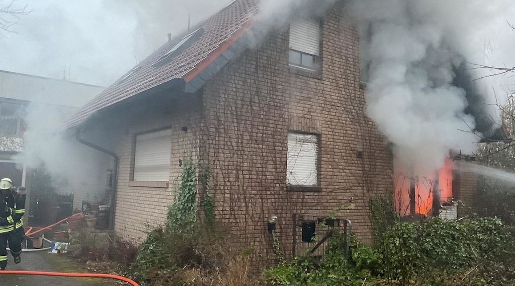 Großbrand an Einfamilienhaus in Dortmund-Höchsten