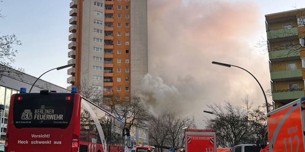 Hochhaus in Berlin-Spandau brennt