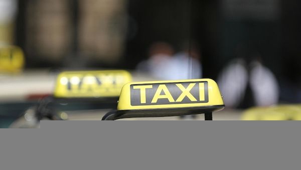 Taxifahrer in Bremen-Gröpelingen mit Messer bedroht und ausgeraubt