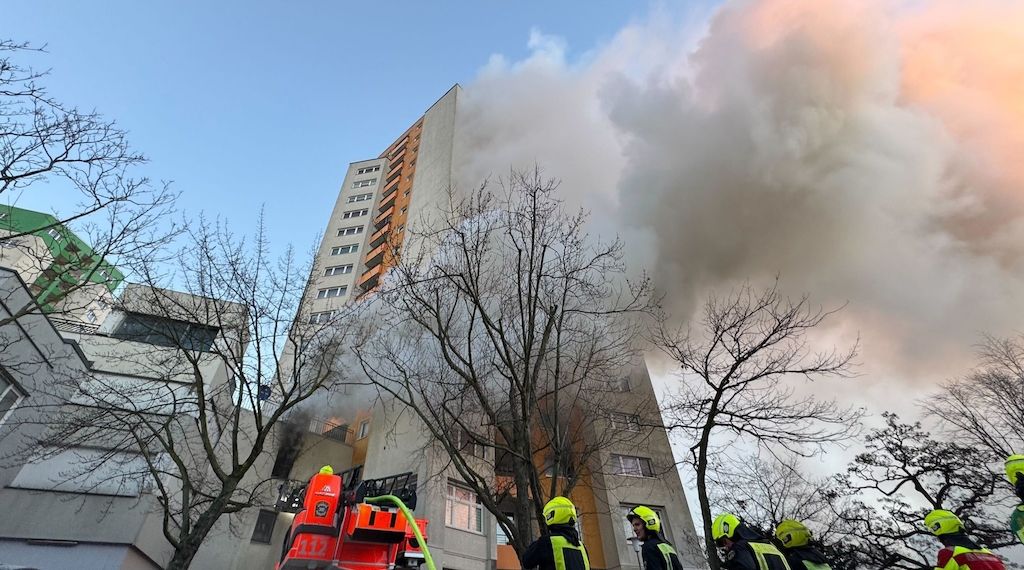 Hochhaus-Brand in Berlin-Spandau nach neun Stunden gelöscht