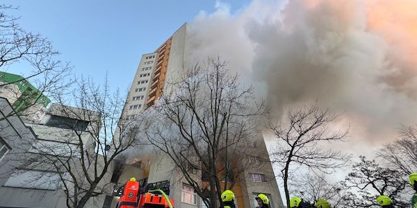 Hochhaus-Brand in Berlin-Spandau nach neun Stunden gelöscht