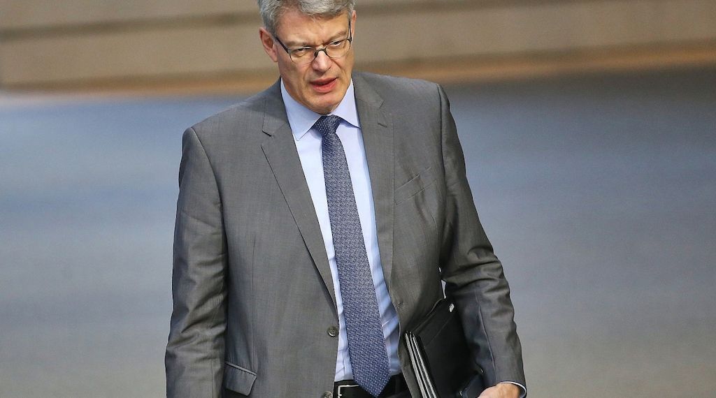 Schnieder sieht anhaltende Gefahr von Drohnen in Flughafennähe