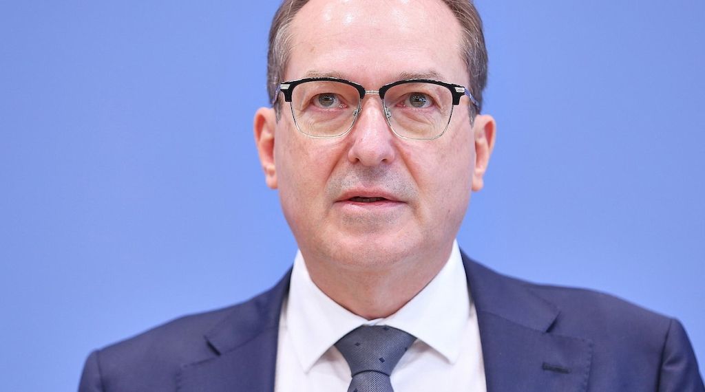 Dobrindt sieht sinkende Asylzahlen als Erfolg der neuen Regierung