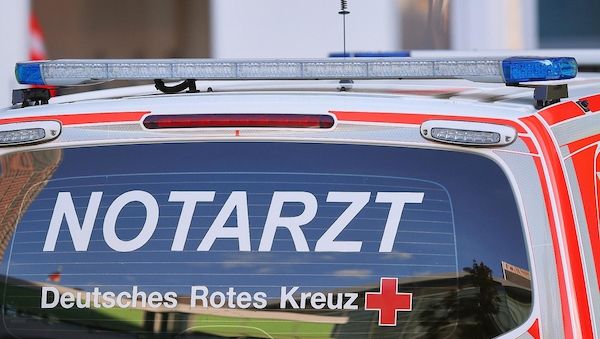 Ersthelfer leisten bei schwerem Autounfall auf A94 bei München lebensrettende Hilfe