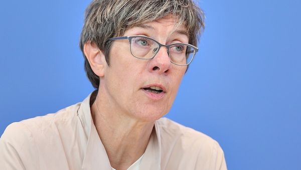 Kramp-Karrenbauer verteidigt Kampfkandidatur für KAS-Vorsitz