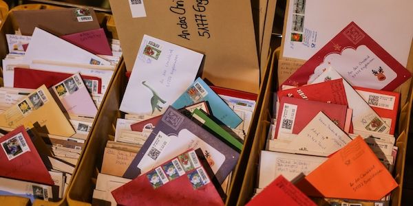 Weihnachtspost: Kinder wünschen sich Spielzeug und Frieden