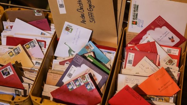 Weihnachtspost: Kinder wünschen sich Spielzeug und Frieden