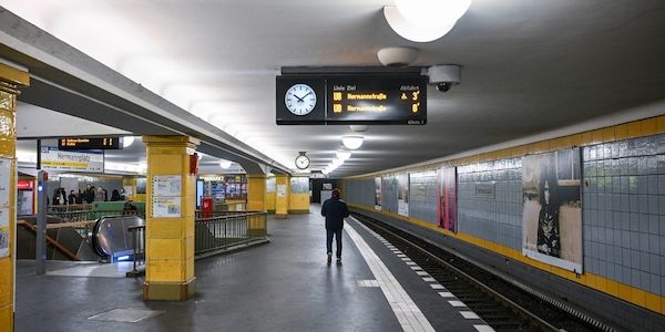 Berlin: Sterbender Mann an Weihnachten in U-Bahnhof bestohlen