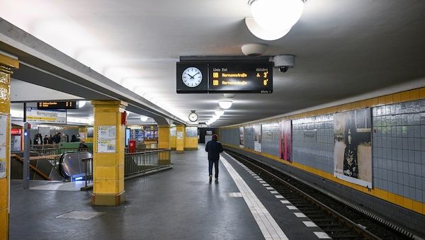 Berlin: Sterbender Mann an Weihnachten in U-Bahnhof bestohlen
