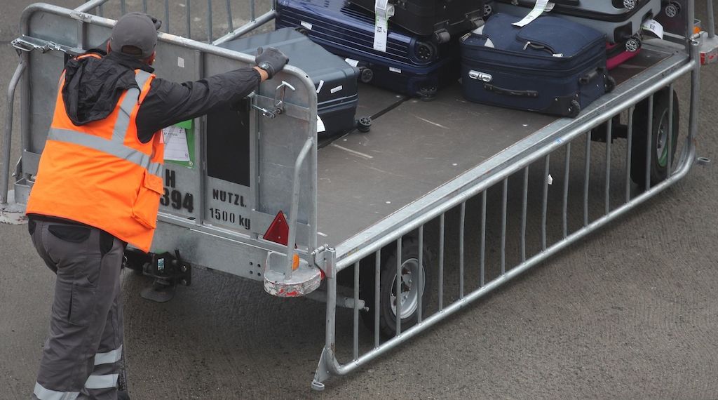 Schnieder will gemeinsamen Gepäcktransfer von Bahn und Airlines