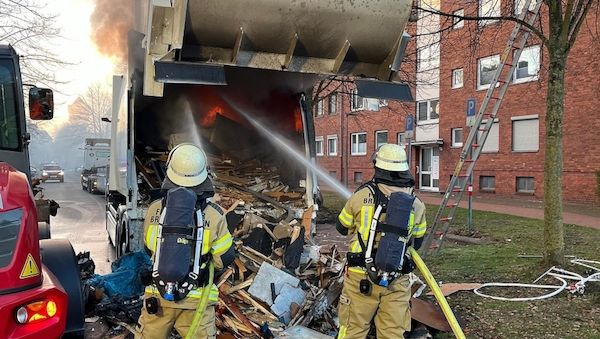 Müllfahrzeug in Bremerhaven in Brand geraten