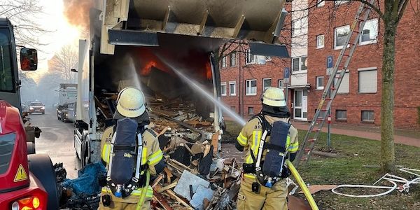 Müllfahrzeug in Bremerhaven in Brand geraten