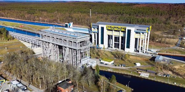 100-Meter-Spezialschiff gleitet durch neues Hebewerk im Brandenburger Niederfinow