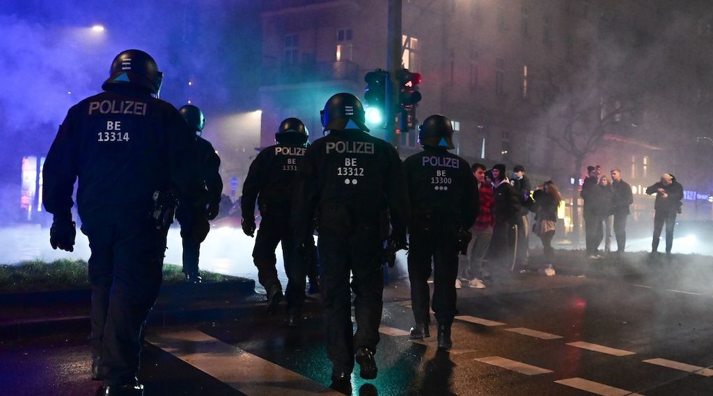 Kugelbombe in Berlin-Spandau - Angriffe auf Polizei und Sanitäter in Neukölln und Moabit