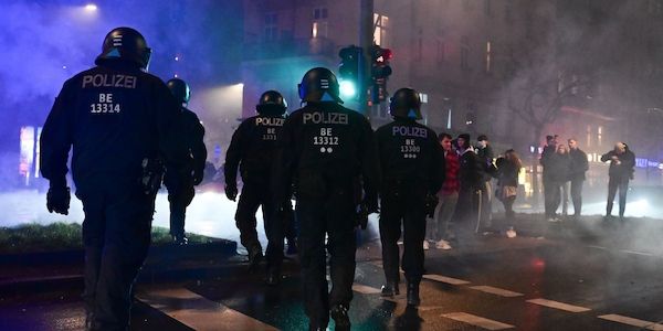 Kugelbombe in Berlin-Spandau - Angriffe auf Polizei und Sanitäter in Neukölln und Moabit