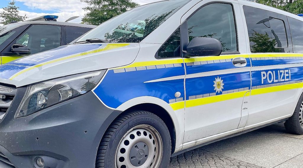 Autofahrer fährt Fußgänger in Berlin-Wedding an