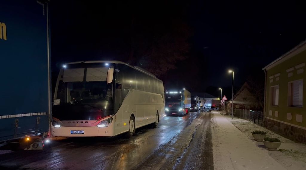 Glätte vermutet: Unfall mit Gas-Lkw legt A9 lahm