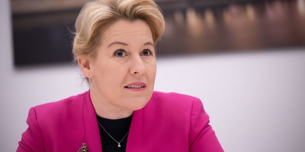 Giffey zum Stromausfall: Möglichst bei Freunden unterkommen