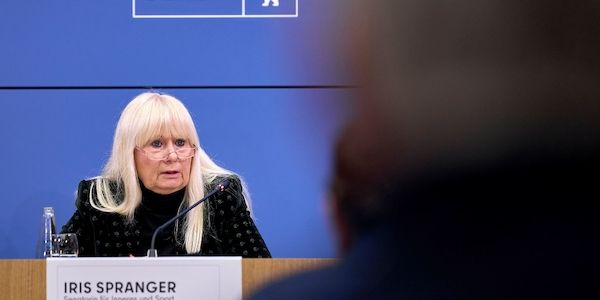 Stromausfall im Berliner Südwesten: Schwimmbäder öffnen zum Duschen