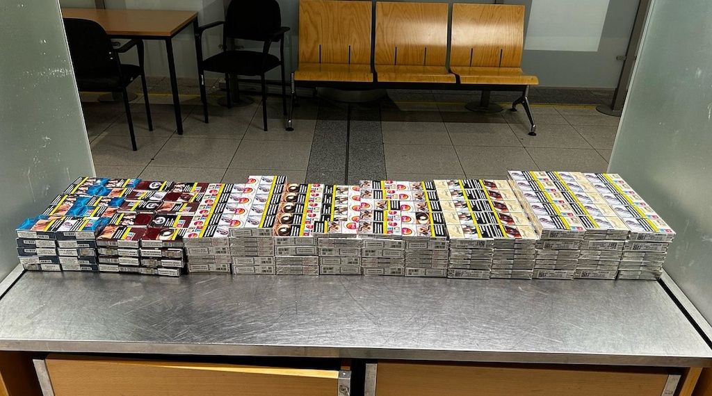 Zoll stoppt mutmaßliche Zigarettenschmuggler am Dortmunder Flughafen