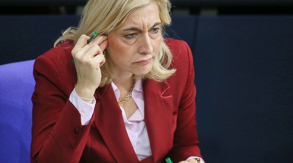 Große Krankenkassen erhöhen Zusatzbeiträge - Kritik an Regierung