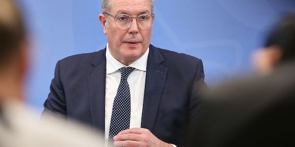 Schweitzer will Debatte über hohe Kosten durch hybride Bedrohungen