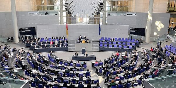 Knigge-Chef mahnt besseres Benehmen im Bundestag an