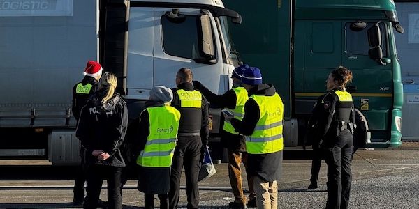 Polizei verteilte Weihnachtsgeschenke an Lkw-Fahrer auf Rastanlage Goldbach