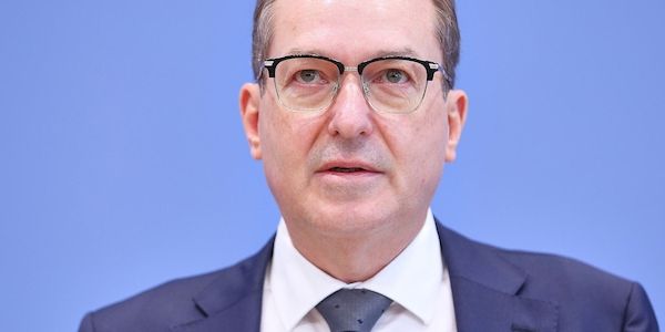 Dobrindt sieht sinkende Asylzahlen als Erfolg der neuen Regierung