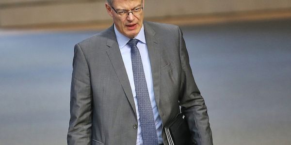 Schnieder sieht anhaltende Gefahr von Drohnen in Flughafennähe