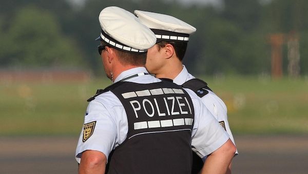 Schwerer Alleinunfall in Berlin-Schöneberg verletzt Autofahrer