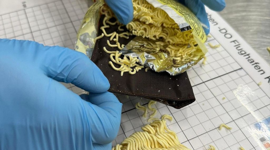 Zoll entdeckt Goldschmuck in Instantnudeln am Münchner Flughafen