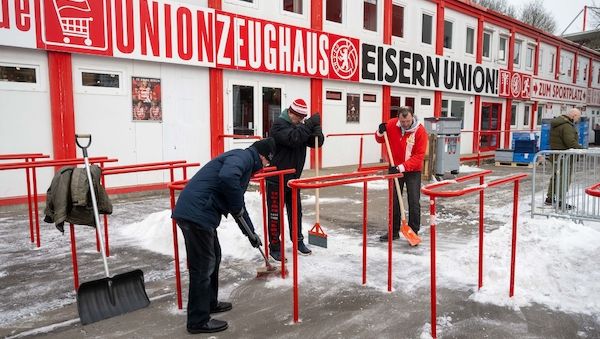Union-Fans helfen Club beim Schneeschippen vor Mainz-Spiel