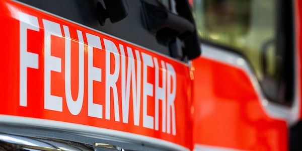 Lagerhalle in Berlin-Neukölln brennt- 75 Einsatzkräfte im Einsatz