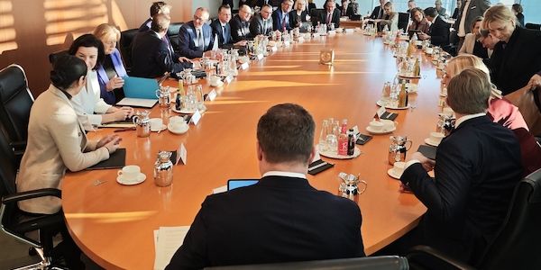 Laschet wirft Merz-Ministern Unselbstständigkeit vor